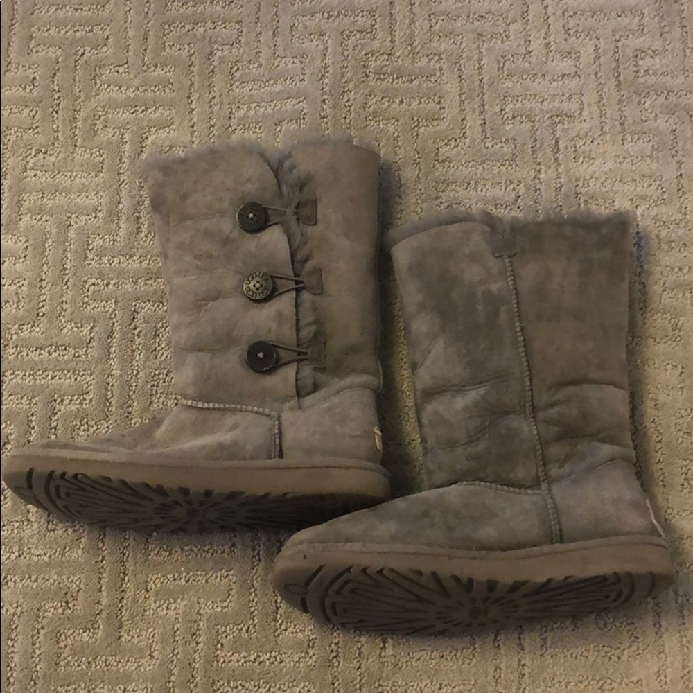 Ugg Size 6 Gray Suede Three Button Boot Shearling - image 2